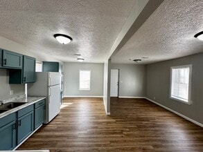 317 Sunnyside Ave in Dodge City, KS - Building Photo - Building Photo