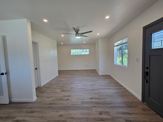 14752 Vincennes St in Panorama City, CA - Foto de edificio - Building Photo