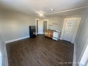 76 Court St in Bangor, ME - Foto de edificio - Building Photo