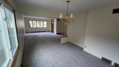 2747 N 92nd St in Milwaukee, WI - Foto de edificio - Building Photo