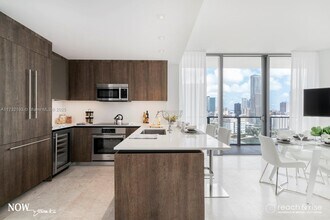 88 SW 7th St, Unit # 1411 in Miami, FL - Building Photo - Building Photo
