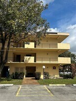 301 Cambridge Rd in Hollywood, FL - Building Photo