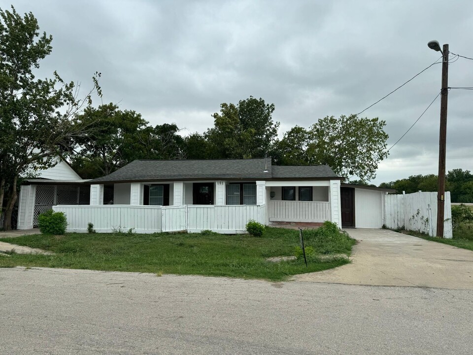 101 S Lockhart St in Manor, TX - Building Photo