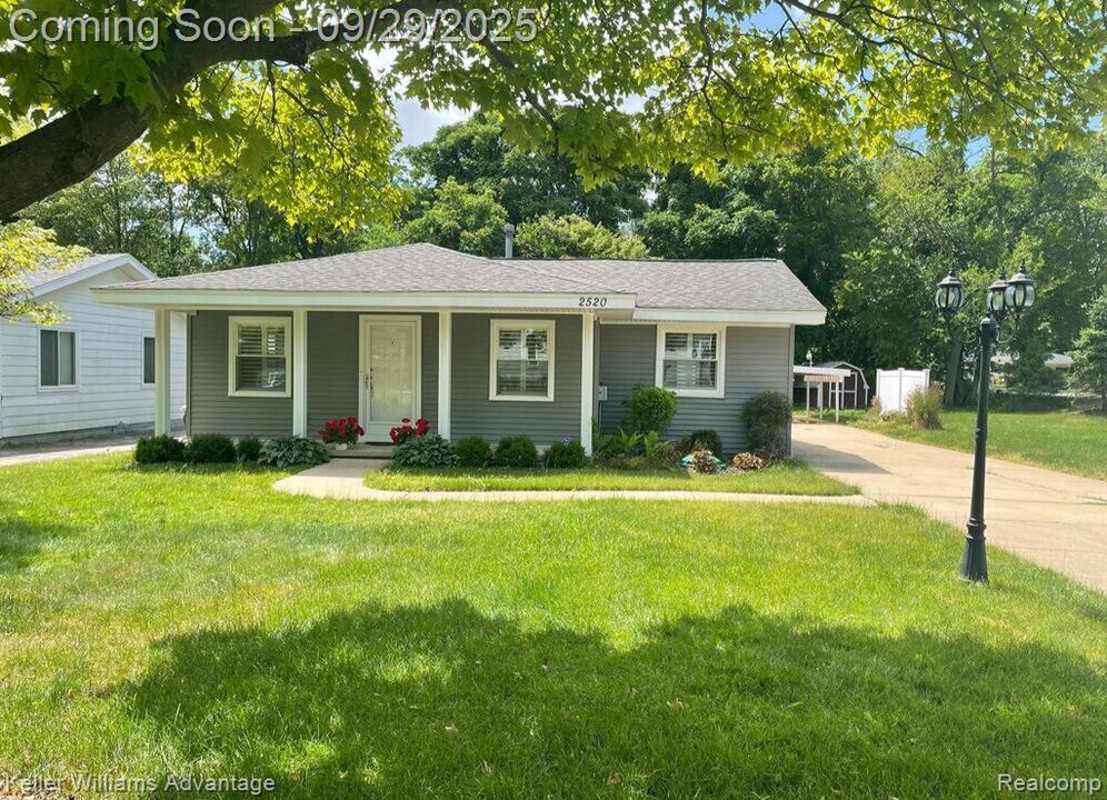 2520 Greenlawn Ave in Commerce Township, MI - Building Photo
