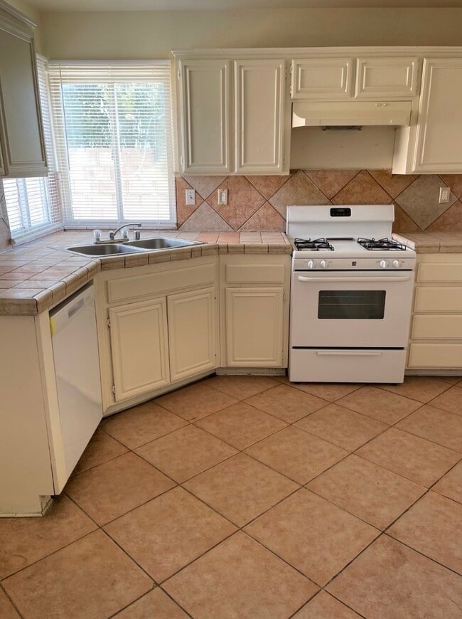 1757 Lightcap St in Lancaster, CA - Building Photo - Building Photo