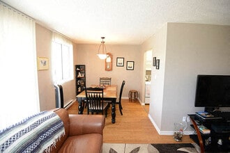 Pickering Tower Apartments in Amherstburg, ON - Building Photo - Building Photo