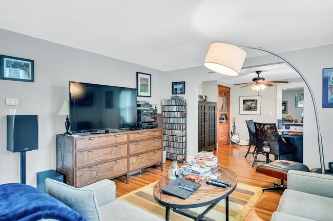 9 Keefe Ave, Unit 2 in Newton, MA - Foto de edificio - Building Photo