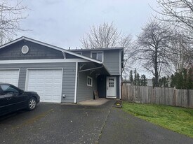 912-916-916 NE Hacienda Ct in Gresham, OR - Building Photo