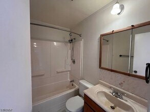 19 Dayton Rd in Edison, NJ - Building Photo - Building Photo