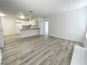 2742 Alicialynn Way in Las Vegas, NV - Foto de edificio - Building Photo