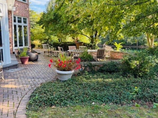 210 St Michael Ct in Oak Brook, IL - Building Photo - Building Photo