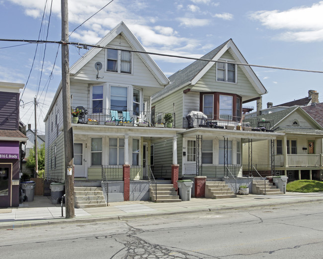 818-824 E Brady St in Milwaukee, WI - Foto de edificio - Building Photo