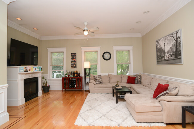 193 W 8th St, Unit 2 in Boston, MA - Building Photo - Building Photo