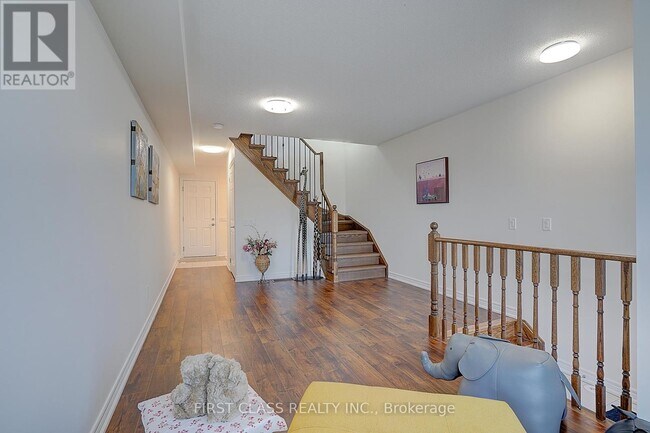 5303 Major Mackenzie Dr E in Markham, ON - Building Photo - Building Photo