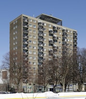 200 Ontario E in Montréal, QC - Building Photo