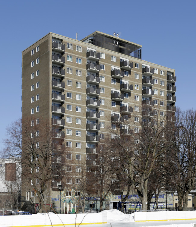 200 Ontario E in Montréal, QC - Building Photo - Primary Photo