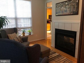 9352 Deer Glen Ct in Fairfax, VA - Foto de edificio - Building Photo