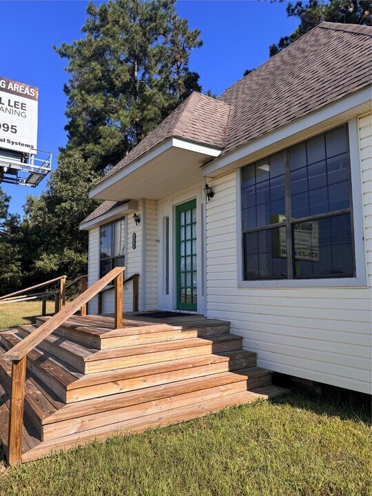 3576 US-190 in Livingston, TX - Building Photo