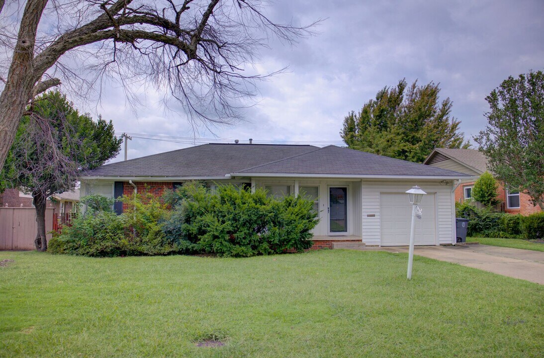 2242 S Florence Pl in Tulsa, OK - Foto de edificio