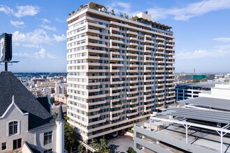 Ambassador Towers in Los Angeles, CA - Foto de edificio - Building Photo