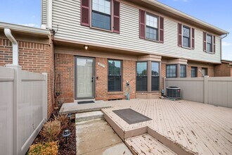 38887 Country Cir in Farmington Hills, MI - Foto de edificio - Building Photo