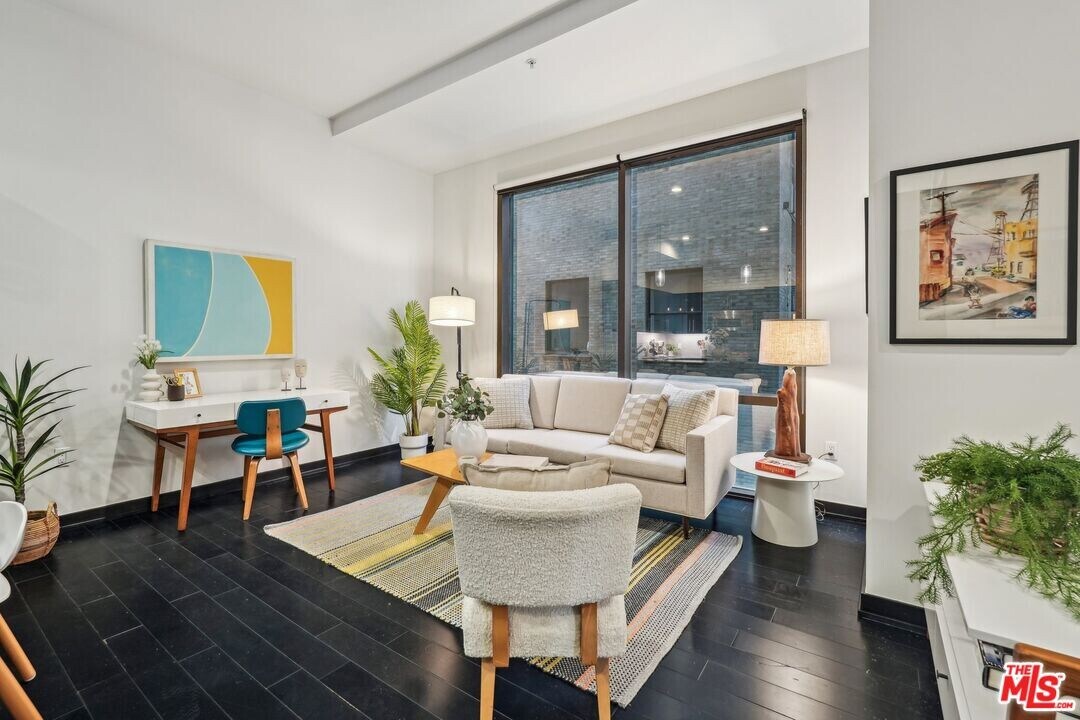 655S S Hope St in Los Angeles, CA - Building Photo