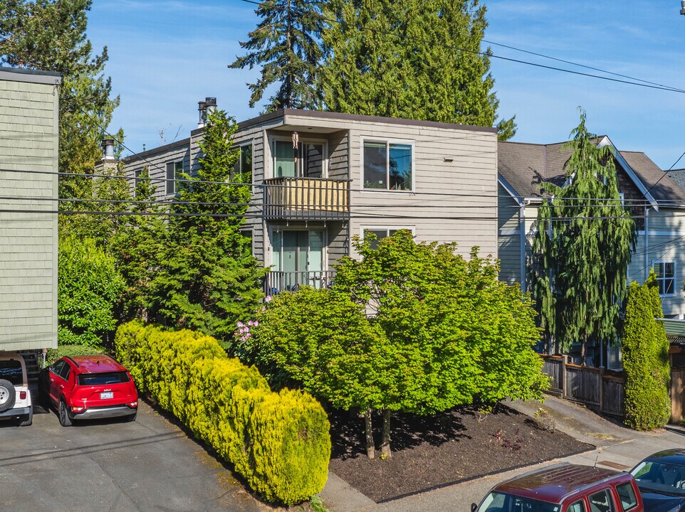 7325 47th Ave SW in Seattle, WA - Building Photo