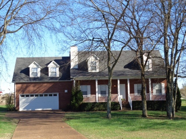 2702 Camden Ct in Thompson's Station, TN - Building Photo