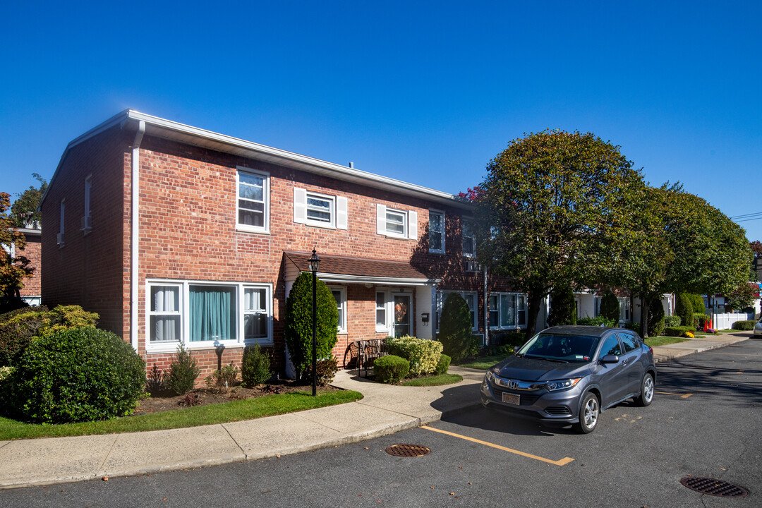 Mendicino Green in Baldwin, NY - Building Photo