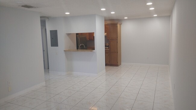 15619 SW 73rd Circle Ter, Unit 10-12 in Miami, FL - Building Photo - Building Photo