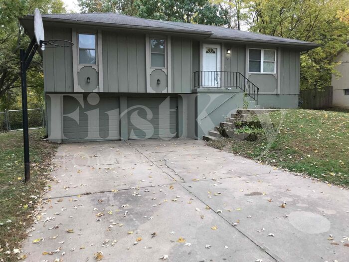 112 SE Westminister Rd in Blue Springs, MO - Foto de edificio