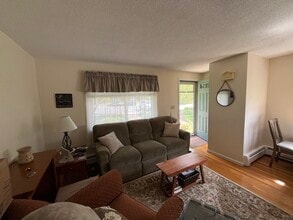 1 Walcott Valley Dr in Hopkinton, MA - Building Photo - Building Photo