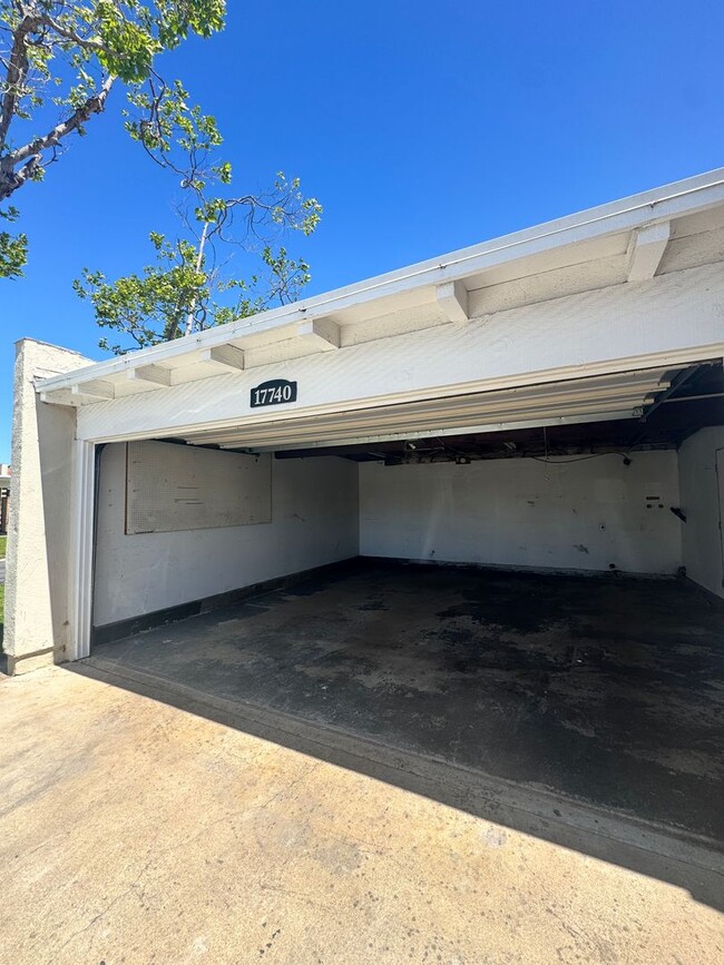 17740 La Rosa Ln in Fountain Valley, CA - Building Photo - Building Photo