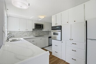 7819 Bayside Dr in Beach City, TX - Foto de edificio - Building Photo