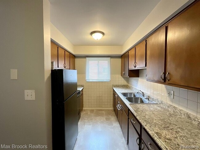 15249 E 9 Mile Rd, Unit 2 in Eastpointe, MI - Building Photo - Building Photo