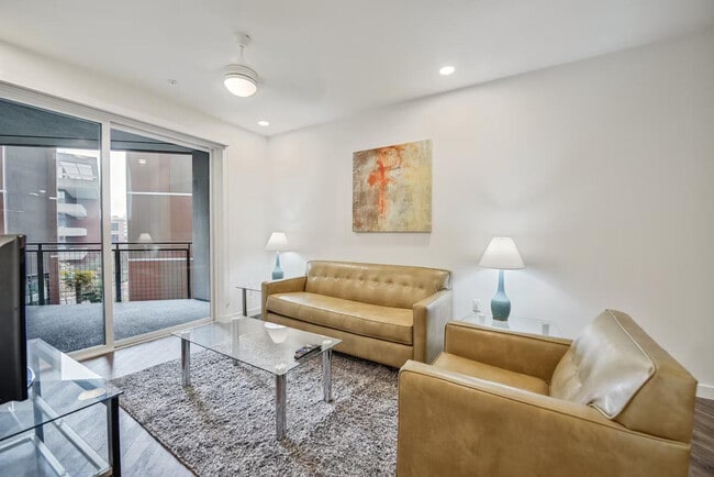 375 Camino De La Reina in San Diego, CA - Foto de edificio - Building Photo