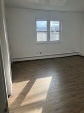 15 Berges Ave in Stamford, CT - Foto de edificio - Building Photo