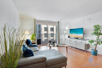1200 Brickell Bay Dr in Miami, FL - Building Photo - Building Photo