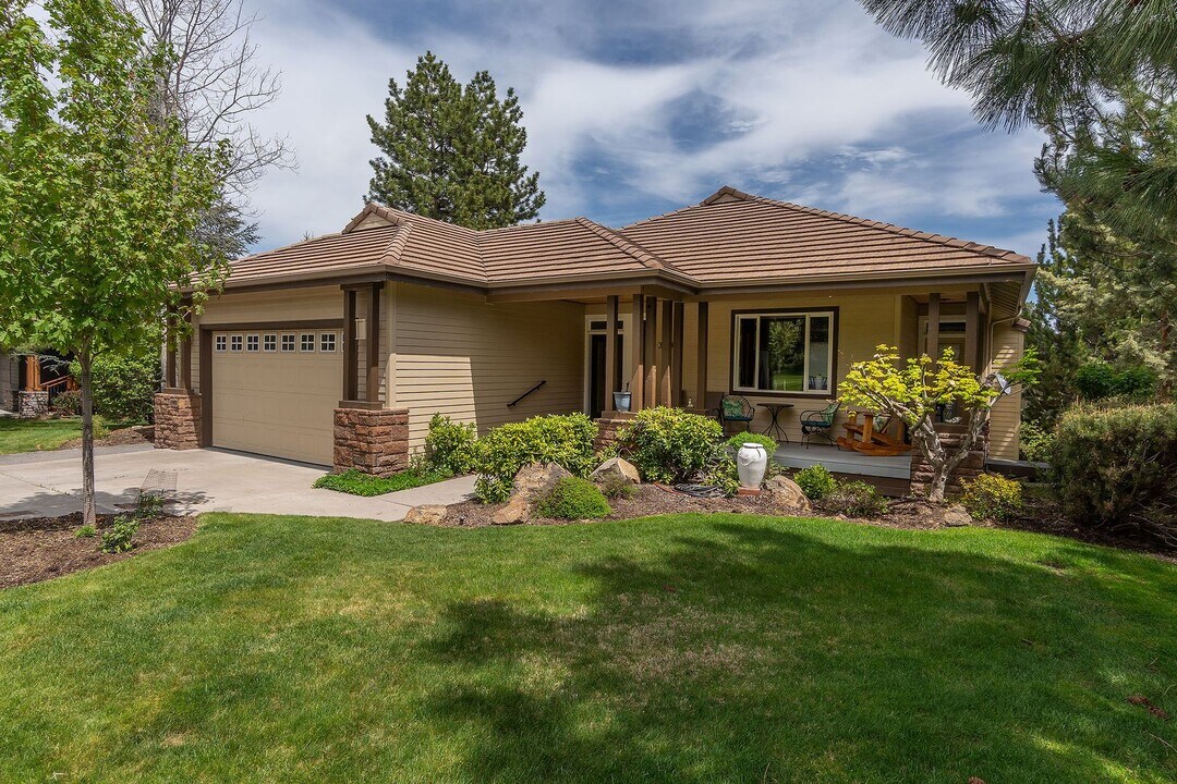 3106 NW Golf View Dr in Bend, OR - Building Photo