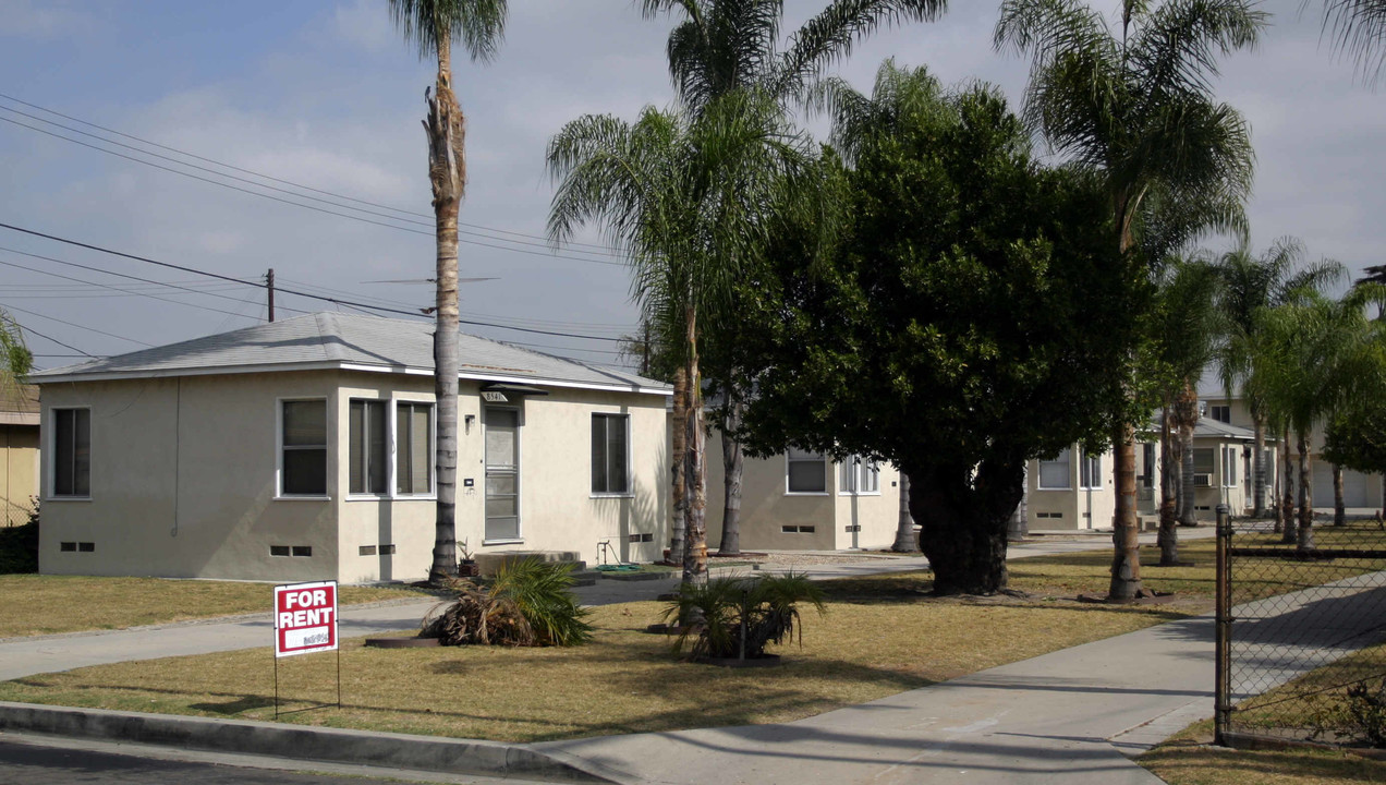 8541-8549 1/2 Fontana St in Downey, CA - Foto de edificio