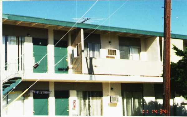 17808-17828 Saticoy St in Reseda, CA - Foto de edificio - Building Photo