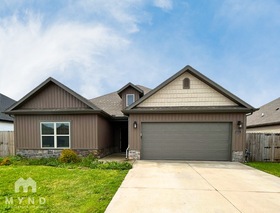 1111 Pebble Pass in Centerton, AR - Building Photo