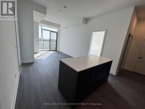 8188 Yonge St in Vaughan, ON - Building Photo - Building Photo