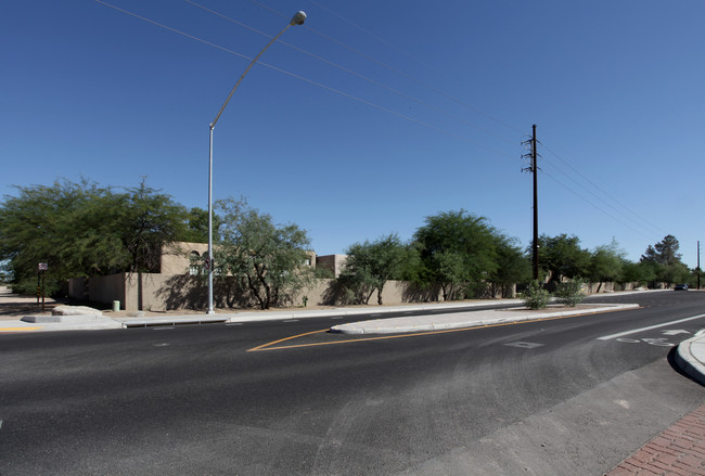 Mountain Rental Apartments in Tucson, AZ - Foto de edificio - Building Photo