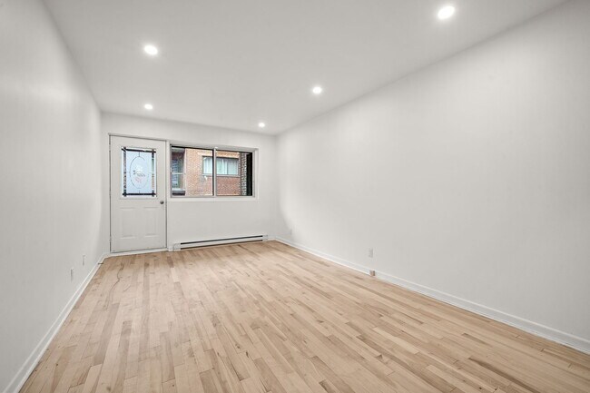 Le Camelia in Montréal, QC - Building Photo - Building Photo