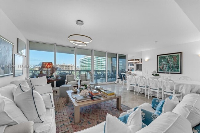 430 Grand Bay Dr in Key Biscayne, FL - Foto de edificio - Building Photo