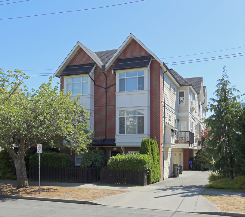 1521 Belcher Ave in Victoria, BC - Building Photo