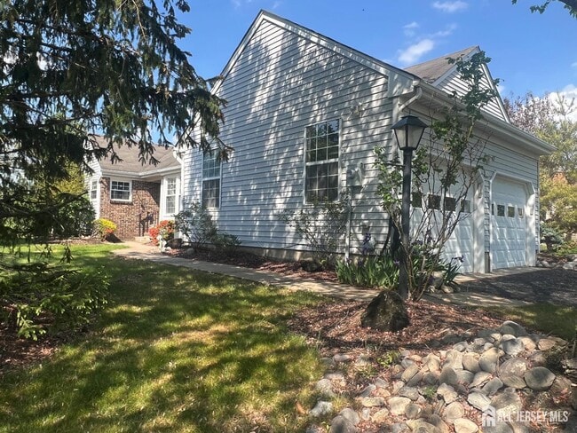 16 Canterbury Dr in Monroe Township, NJ - Building Photo - Building Photo