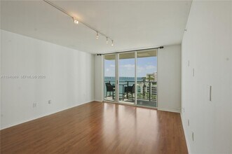 1155 Brickell Bay Dr, Unit 1107 in Miami, FL - Foto de edificio - Building Photo