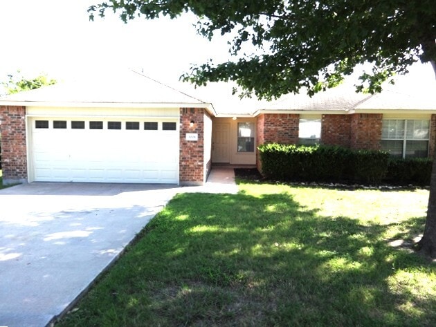 3006 Greenlawn St in Taylor, TX - Building Photo